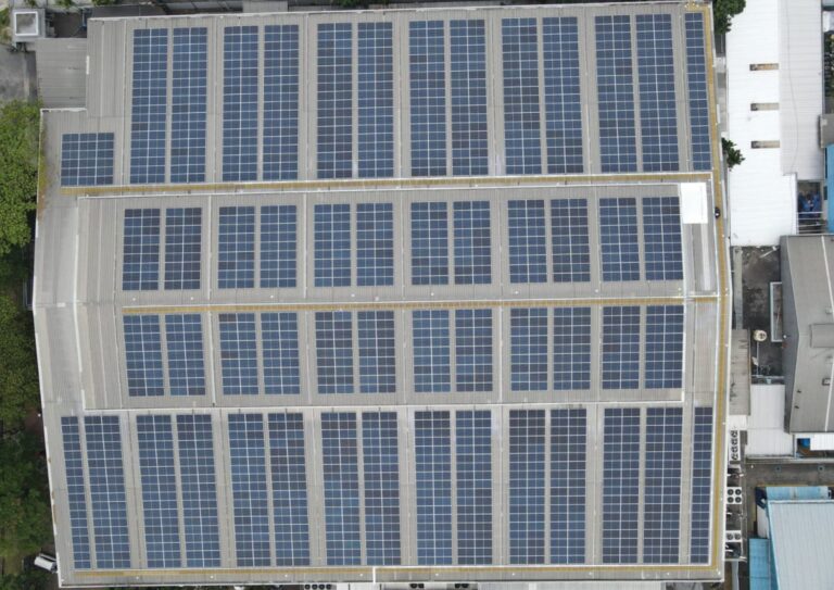 Instalasi Panel Surya di Pabrik