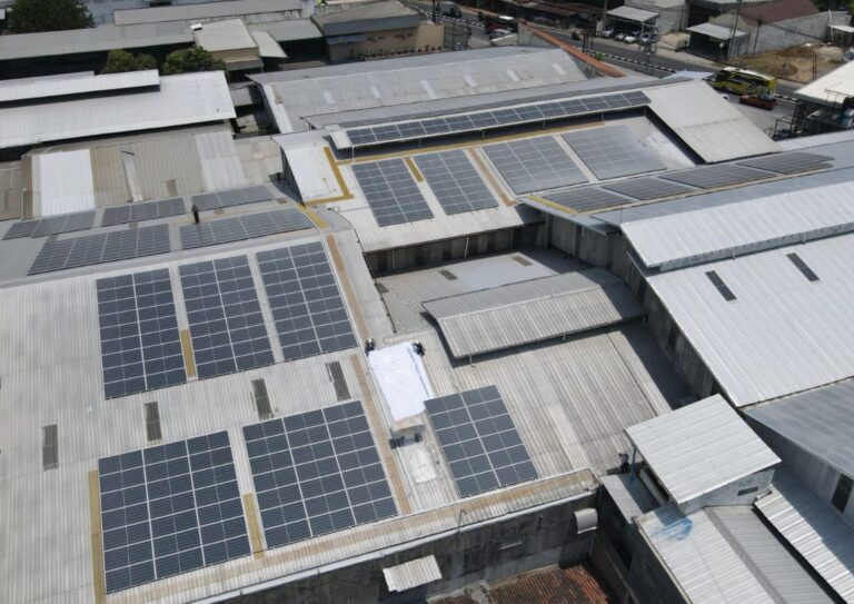 Instalasi Panel Surya di Pabrik