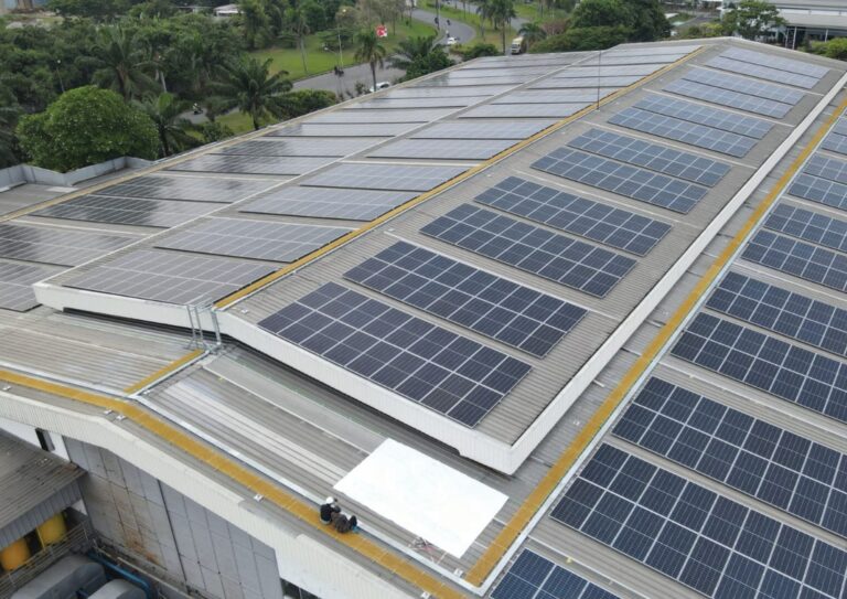 Instalasi Panel Surya di Pabrik