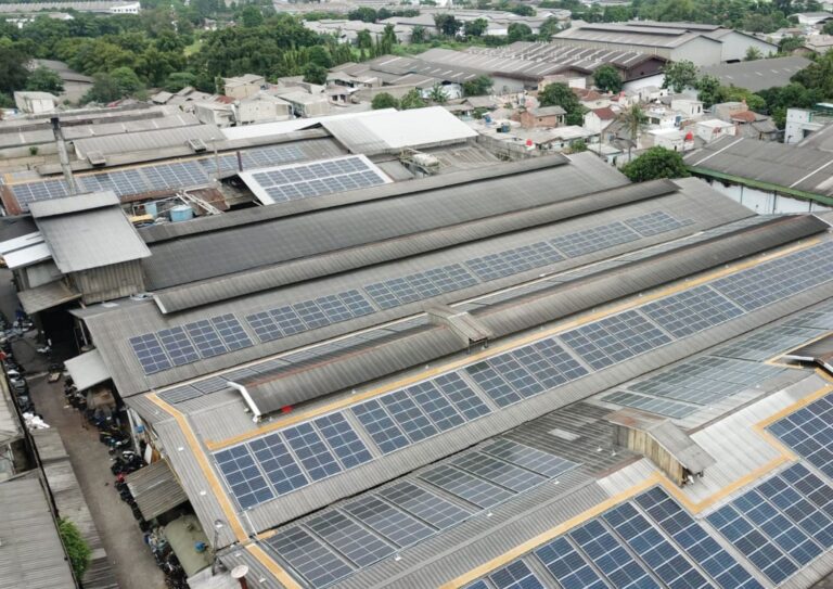 Instalasi Panel Surya di Pabrik